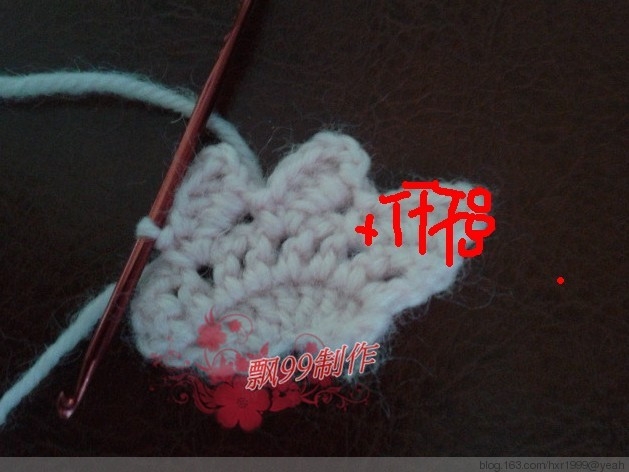 poncho-tejido-en-crochet-con-cuadros-12