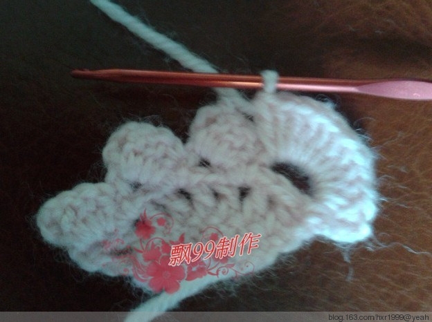 poncho-tejido-en-crochet-con-cuadros-16