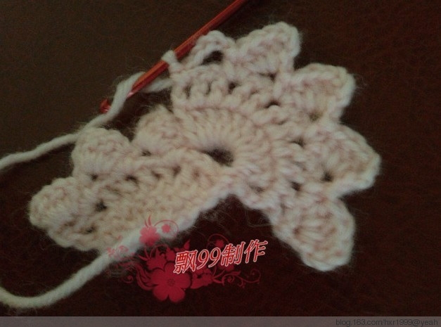 poncho-tejido-en-crochet-con-cuadros-18