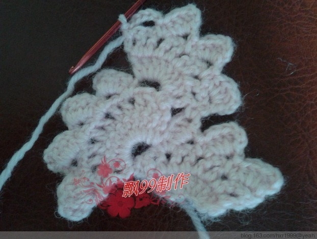 poncho-tejido-en-crochet-con-cuadros-20