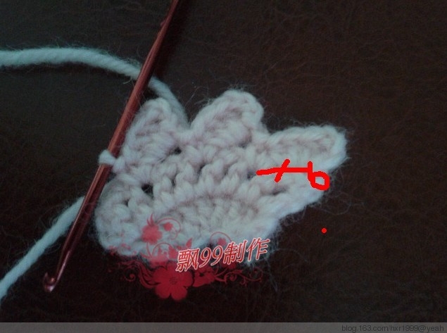 poncho-tejido-en-crochet-con-cuadros-11