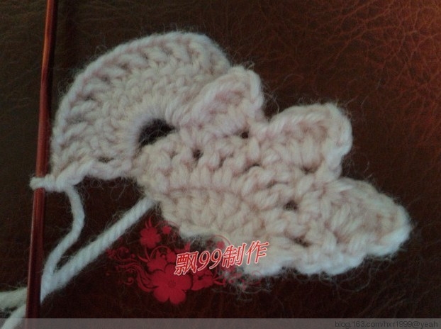 poncho-tejido-en-crochet-con-cuadros-17