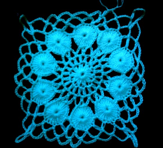 poncho-tejido-en-crochet-con-cuadros-5
